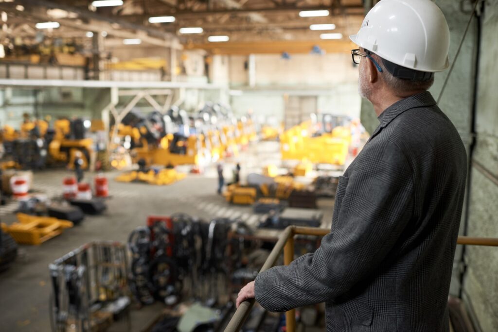 Ingegnere che osserva la produzione nello stabilimento